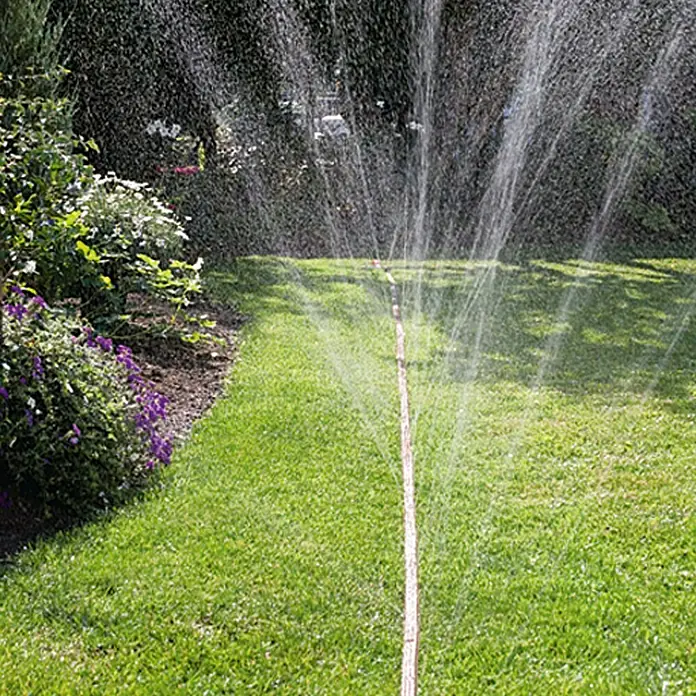Gardena Schlauchregner - Länge: 7,5 m, Mit Wasserstopp - Rasensprenger bewässert den Rasen und sorgt für eine grüne und gesunde Rasenfläche im Garten.