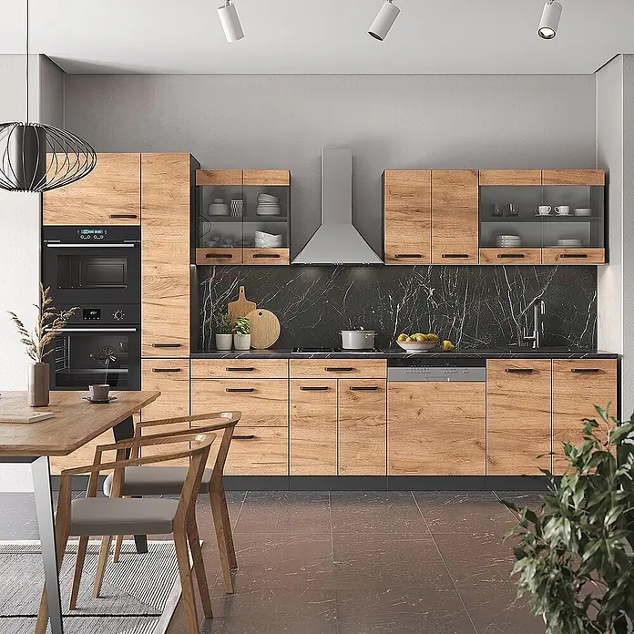Vicco Küchenzeile R-Line, Goldkraft Eiche/Anthrazit, 350 cm -  - Moderne Küche mit Holzoptik-Schränken, schwarzer Marmor-Rückwand und integrierten schwarzen Geräten. Ein Esstisch ist sichtbar.