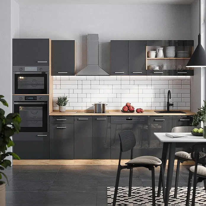 Vicco Küchenzeile R-Line Anthrazit Hochglanz mit Hochschrank, ohne Arbeitsplatte - Breite: 300 cm, Anthrazit Hochglanz, Ohne Elektrogeräte - Moderne dunkelgraue Küche mit Holz-Arbeitsplatten, integrierten Geräten wie Öfen und Geschirrspüler, und weißem U-Bahn-Fliesen-Spritzschutz.