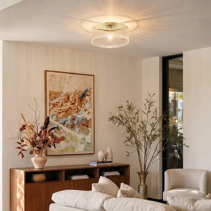Lucande Deckenlampe in transparent, messing, Deckenleuchte -  - Runde Deckenleuchte mit geripptem Klarglasdiffusor und goldfarbenem Sockel, der ein strahlenförmiges Lichtmuster an die Decke wirft.