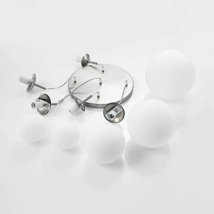 Lindby Pendelleuchte Heleska - weiß / opal, nickel matt, opalweiß, E27 - Demontierte Mehrflammen-Pendelleuchte mit Deckenplatte aus gebürstetem Metall, mehreren Lampenfassungen und mattweißen Glaskugelschirmen.