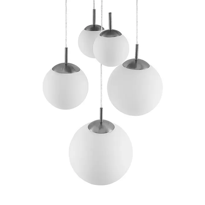 Lindby Pendelleuchte Heleska - weiß / opal, nickel matt, opalweiß, E27 - Fünf Pendelleuchten mit weißen kugelförmigen Glasschirmen und gebürsteten Metallfassungen, an dünnen Kabeln hängend.