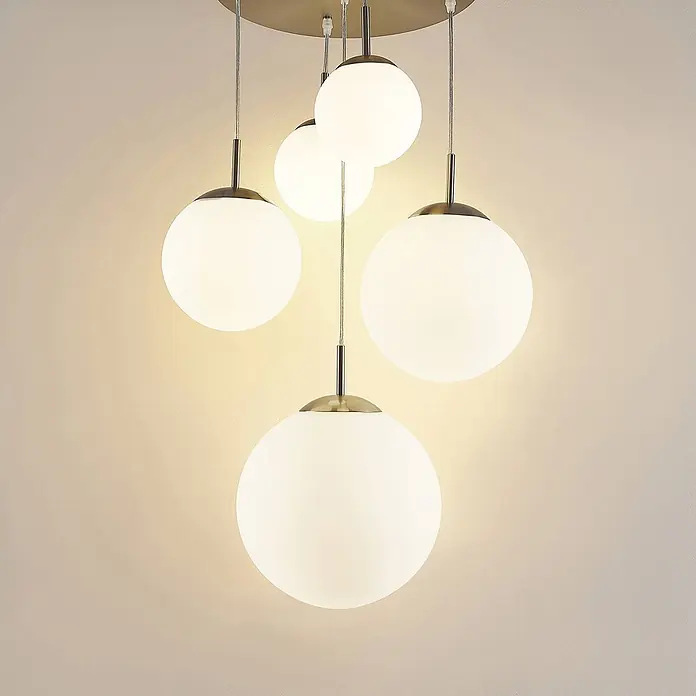 Lindby Pendelleuchte Heleska - weiß / opal, nickel matt, opalweiß, E27 - Moderne Deckenleuchte mit fünf kugelförmigen Lampenschirmen aus weißem Glas und eleganten messingfarbenen Metalldetails.