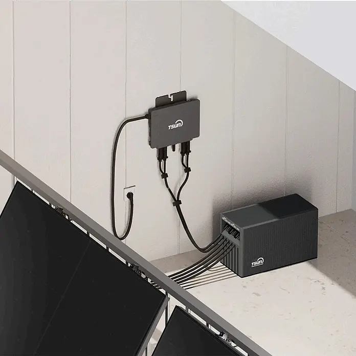 Sunniva Balkonkraftwerk 1000 / 800 Watt mit TSUN MX800Lite DCU2000Lite 2,01 kWh Speicher - Nennleistung: 800 W - Ein kompaktes TSUN Solarsystem mit wandmontiertem Wechselrichter und stehender Batterie, verbunden mit Solarpaneelen und einer Steckdose.