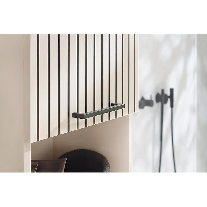 Respekta Badmöbel-Set Lina - Gesamtbreite Badmöbel: 235 cm, Kaschmir, Matt, Ohne Beleuchtung - Moderne beige Schranktür mit schwarzen Streifen und schwarzem Griff in zeitgemäßer Einrichtung.
