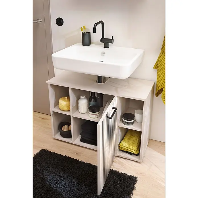 Respekta Badmöbel-Set Lina - Gesamtbreite Badmöbel: 155 cm, Kaschmir, Matt, Mit Beleuchtung, 4 -tlg. - Helles Badmöbel mit weißem Waschbecken, schwarzem Wasserhahn und offenen Regalen für Handtücher und Pflegeprodukte auf Holzboden mit schwarzem Teppich.