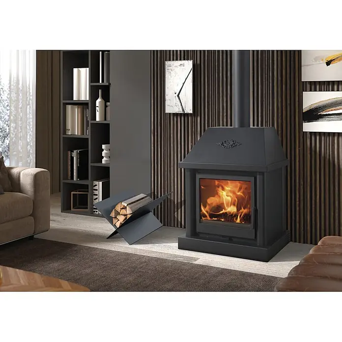 Panadero Leñero Helix - L x An x Al: 35 x 35,6 x 42,4 cm, Acero, Negro - Estufa de leña negra con troncos ardiendo junto a un soporte de leña metálico negro en un salón acogedor.