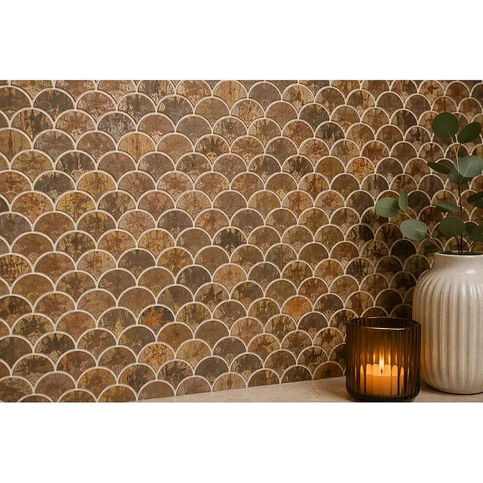 Mosaikfliese Fächer XK FS 46 - 28,3 x 29,2 cm, Kupfer, Matt - Fischschuppen-Mosaikfliesen in gealterten Bronze- und Kupfertönen, mit Pflanze und Kerze im Vordergrund.