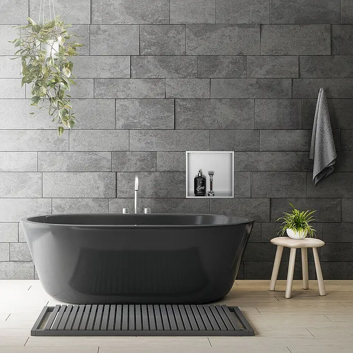 Wandnische Dusche aus Edelstahl 30x30x10 cm Silber mit Rahmen -  - Eine elegante, schwarze freistehende Badewanne in einem modernen Badezimmer mit grauen Fliesenwänden und hellem Holzfußboden.
