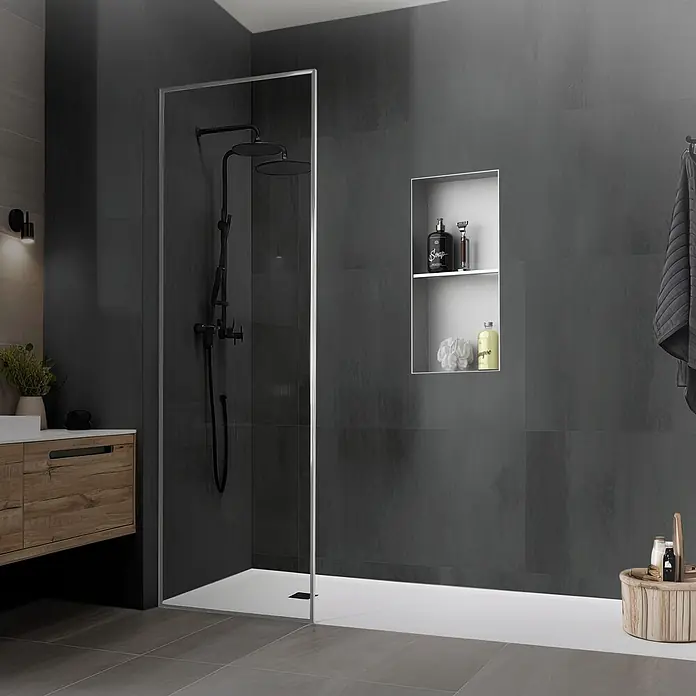 LuxeBath CW-Standprofil - 300 x 100 x 5 mm - Walk-in-Duschabtrennung mit klarer Glaswand, Chromrahmen und weißer Duschwanne in einem modernen, dunkel gefliesten Badezimmer.