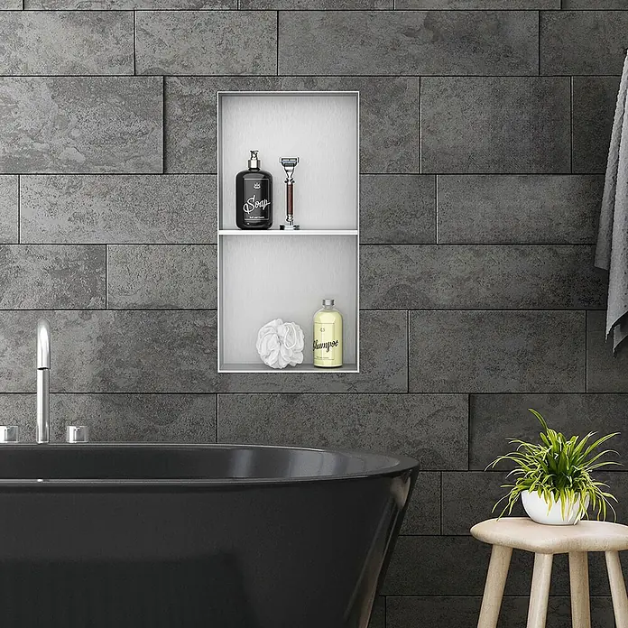 LuxeBath CW-Standprofil - 300 x 100 x 5 mm - Eine weiße eingelassene Duschablage in einer dunkelgrau gefliesten Badwand, mit Seife, Rasierer, Shampoo und Schwamm.