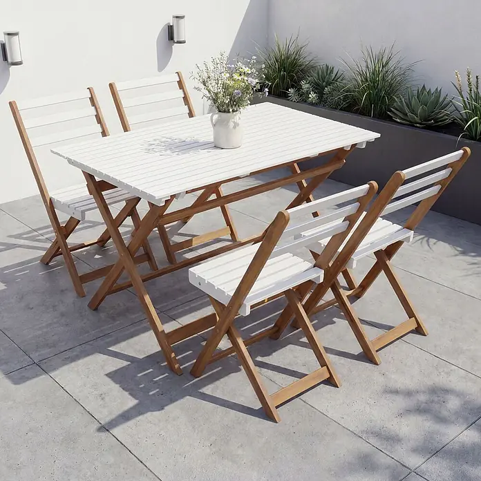 Garnitur Sitzgruppe | Gartenmöbel-Set Essgruppe 4x Stuhl Tisch | Akazie Holz klappbar | Natur-Weiß -  - Weißes Lamellen-Gartenset mit klappbaren Gestellen aus Naturholz auf einer Terrasse.