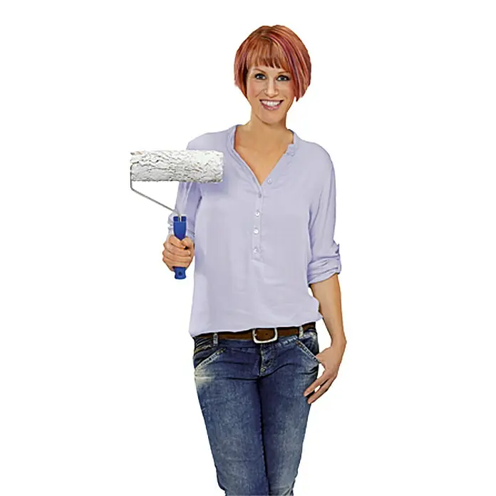 Knauf Sperrgrund - 5 kg, Weiß - Frau hält Farbroller in der Hand. Ideal zum einfachen Auftragen von Farbe auf Wände.