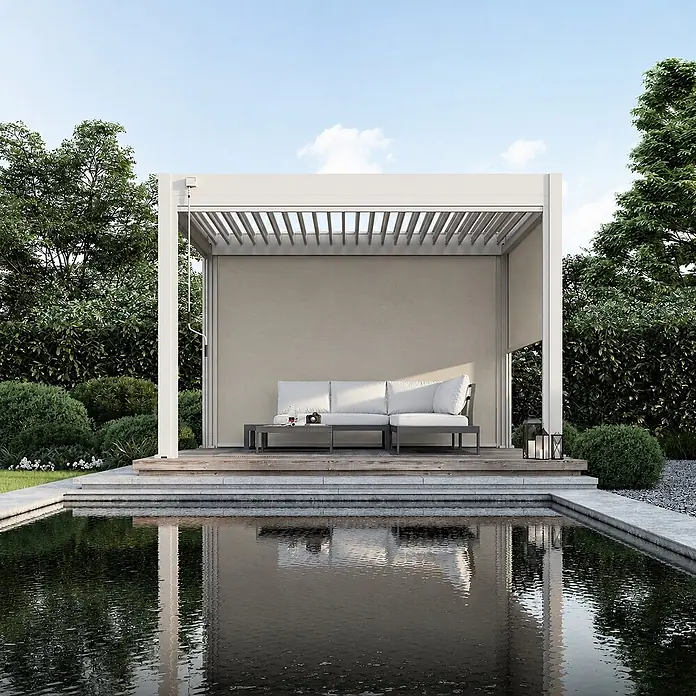 Weide Pergola Sonnenrollo Seitenwand für Weide Pergola einstellbar Sand 2,65 Meter - Metall - Moderne weiße Pergola mit verstellbaren grauen Lamellen und ausfahrbaren Seitenwänden, als beschatteter Außenwohnbereich am Pool.