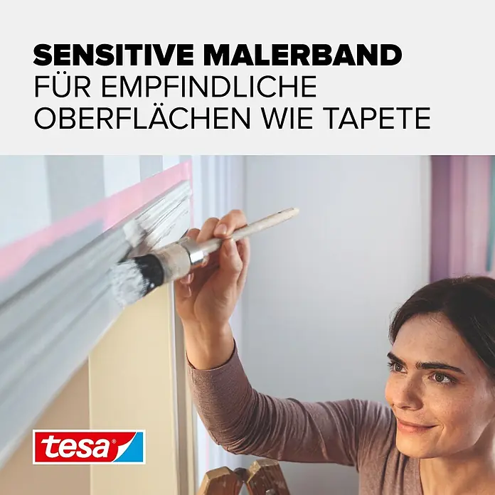 Tesa Malerband Tapeten - 25 m x 25 mm - Sensitive Malerband in Anwendung, an einer Wand für saubere Farbkanten. Ideal für empfindliche Oberflächen.