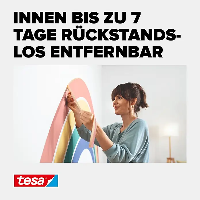 Tesa Malerband für Rundungen - 25 m x 25 mm - Frau befestigt Regenbogen-Wanddeko mit tesa Klebeband, 7 Tage rückstandslos entfernbar.
