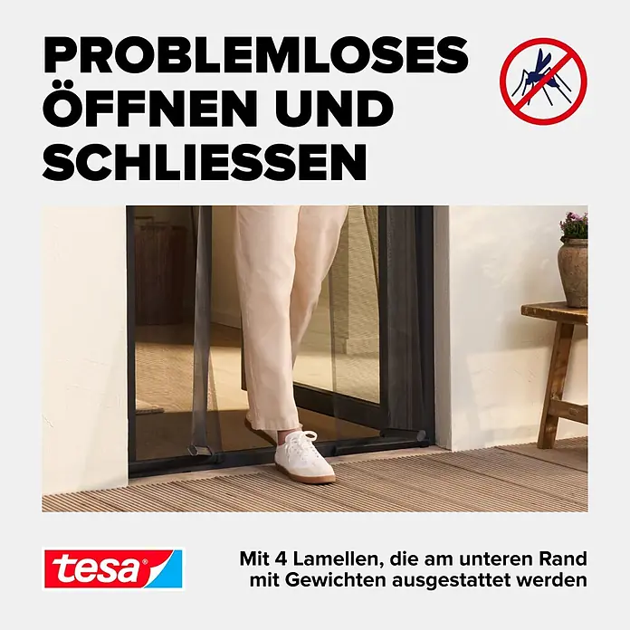 Tesa Insect Stop Insektenschutzgitter Lamellenvorhang - B x H: 95 x 220 cm, Montage Insektengitter: Ankletten - Eine Person geht durch eine schwarze tesa Fliegengittertür mit beschwerten Lamellen zum einfachen Öffnen und Schließen.