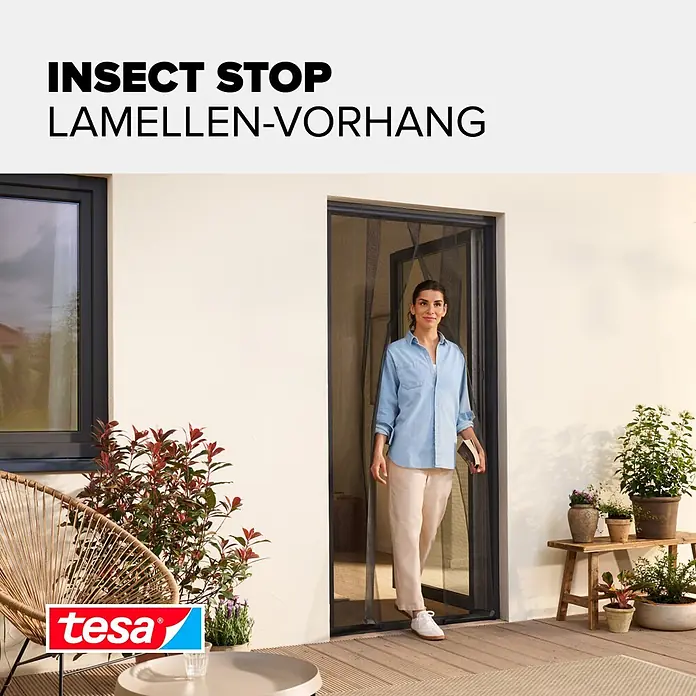 Tesa Insect Stop Insektenschutzgitter Lamellenvorhang - B x H: 95 x 220 cm, Montage Insektengitter: Ankletten - Schwarzer tesa® Insektenschutz-Lamellenvorhang in einer Tür, durch den eine Frau auf eine Terrasse tritt.