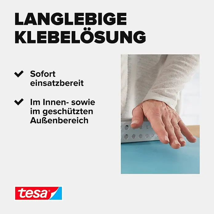 Tesa Powerbond Montagepads Ultra Strong - 9 Stk. - Werbung für tesa Klebelösung: Eine Hand drückt einen Gegenstand auf eine blaue Fläche. Text: sofort einsatzbereit, innen & geschützt außen.
