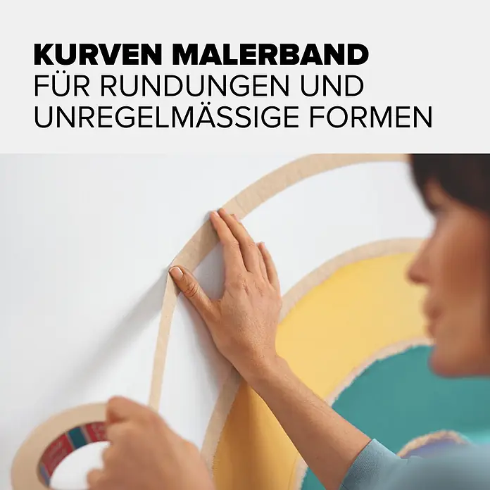 Tesa Malerband für Rundungen - 25 m x 25 mm - Helles Malerband wird auf eine Wand geklebt, um Kurven und unregelmäßige Formen zu malen.