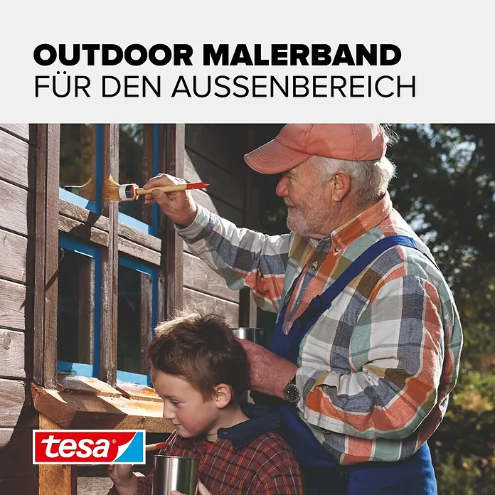 Tesa Malerband Außen - L x B: 25 m x 38 mm - Ein Mann nutzt Tesa Outdoor-Malerband zum präzisen Abkleben eines Fensterrahmens beim Streichen, ein Kind schaut zu.