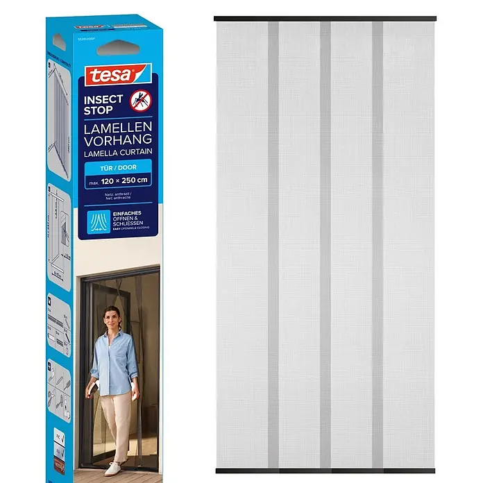 Tesa Insect Stop Insektenschutzvorhang Lamellenvorhang - B x H: 1,2 x 2,5 m, Montage Insektengitter: Ankletten - Tesa Insect Stop Lamellenvorhang in Anthrazit für Türen, max. 120 x 250 cm, mit Verpackung, die eine Frau beim Durchgehen zeigt.