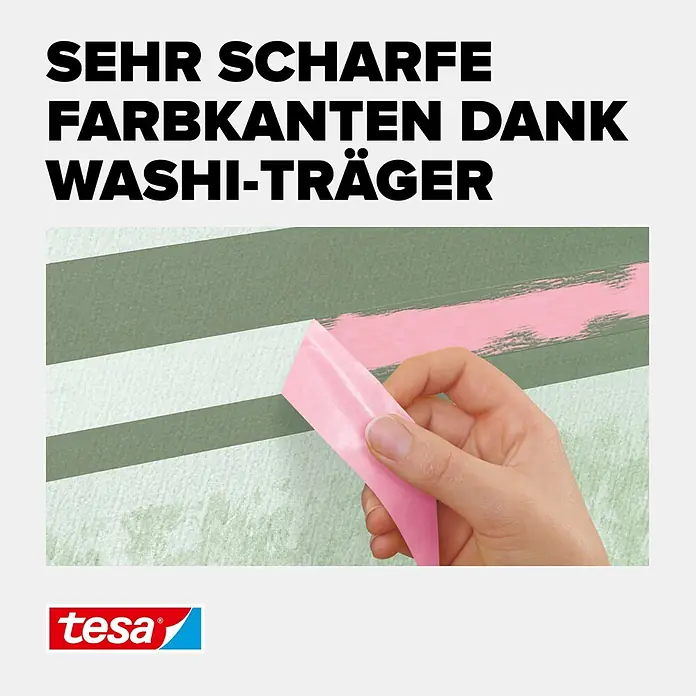 Tesa Malerband Tapeten - 25 m x 25 mm - Eine Hand zieht tesa Abdeckband von einer Wand ab, das eine scharfe rosa Farbkante zeigt.