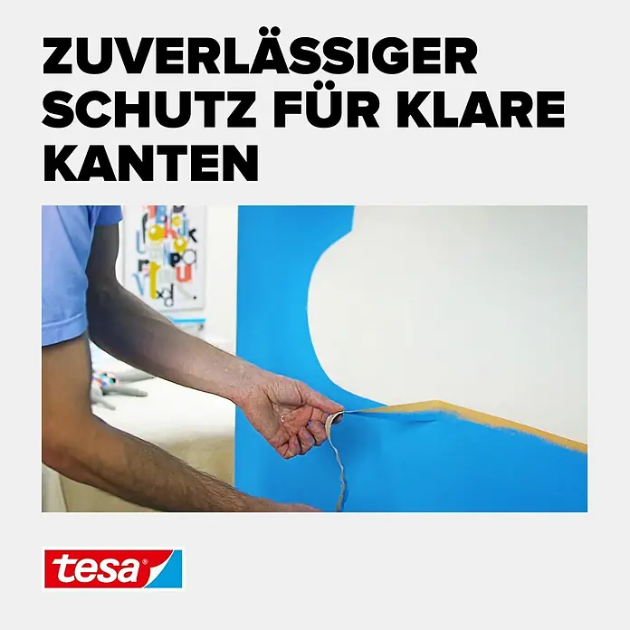 Tesa Malerband für Rundungen - 25 m x 25 mm - Malerband wird von einer Wand abgezogen und enthüllt eine saubere, scharfe blaue Farbkante.