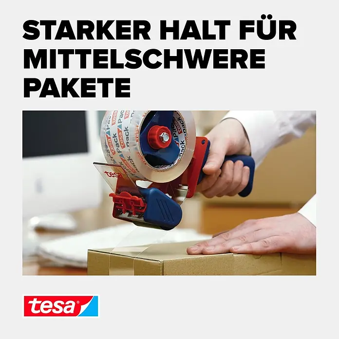 Tesa Pack Paketklebeband crystal clear - Transparent, L x B: 66 m x 50 mm - Eine Person nutzt einen blau-roten tesa Paketklebebandabroller zum Verschließen eines braunen Kartons.