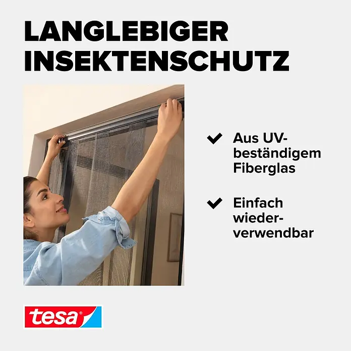 Tesa Insect Stop Insektenschutzgitter Lamellenvorhang - B x H: 95 x 220 cm, Montage Insektengitter: Ankletten - Frau montiert dunkles Fliegengitter aus UV-beständigem Fiberglas im Türrahmen. Langlebig und wiederverwendbar.
