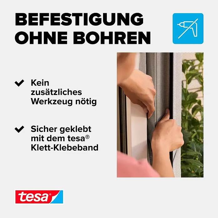 Tesa Insect Stop Insektenschutzfenster Klett - B x H: 130 x 150 cm, Montage Insektengitter: Ankletten, Farbe Netz: Weiß - Hände befestigen ein Fliegengitter am Fensterrahmen. Bohrerlose Montage mit tesa® Klett-Klebeband, keine Werkzeuge nötig.