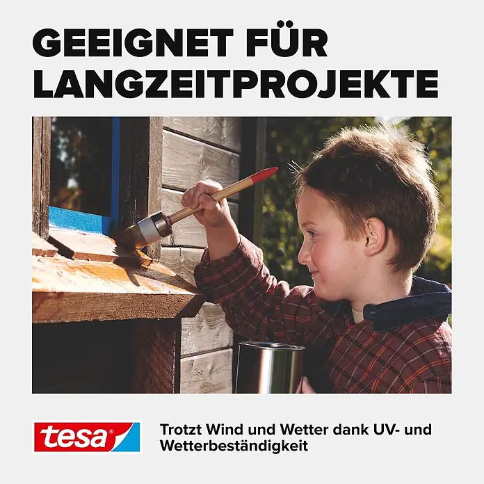 Tesa Malerband Außen - L x B: 25 m x 38 mm - Tesa Outdoor-Klebeband in Blau auf Holz beim Streichen durch ein Kind, betont UV- und Wetterbeständigkeit für Langzeitprojekte.