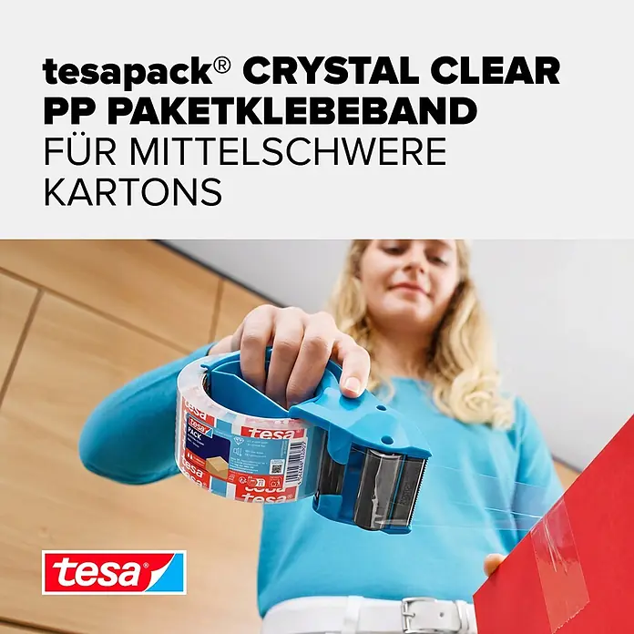 Tesa Pack Paketklebeband crystal clear - Transparent, L x B: 66 m x 50 mm - Eine Person klebt mit einem blauen tesa Abroller und transparentem Paketband einen roten Karton zu.