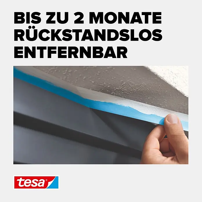 Tesa Malerband Außen - L x B: 25 m x 38 mm - Eine Hand zieht blaues Abdeckband von einer Wand ab, sichtbar wird eine saubere Farbkante. Das Band ist bis zu 2 Monate rückstandslos entfernbar.