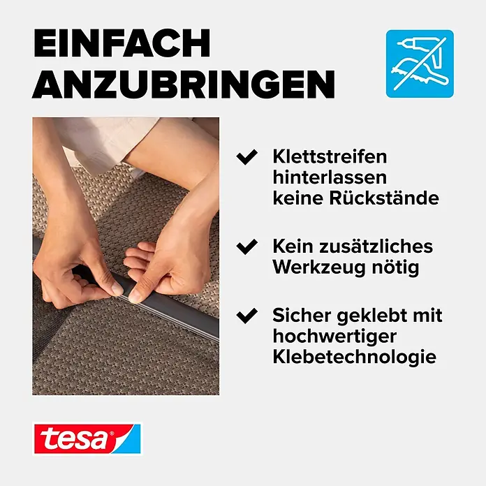 Tesa Insect Stop Insektenschutzgitter Lamellenvorhang - B x H: 95 x 220 cm, Montage Insektengitter: Ankletten - Hände bringen einen schwarzen tesa Klebestreifen auf einer strukturierten Oberfläche an. Einfach anzubringen, werkzeuglos und rückstandsfrei.