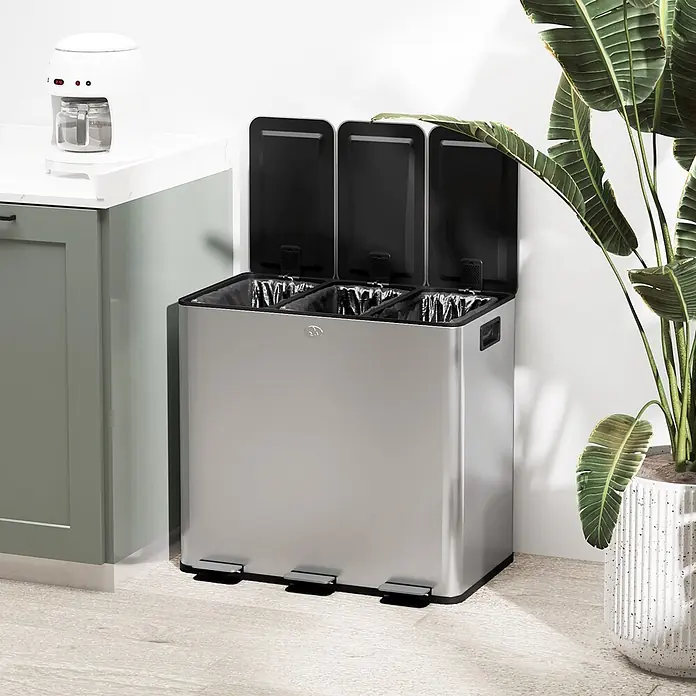 HOMCOM-Küchenabfalleimer-61,9L x 36,6B x 43,2H cm-Silber -  - Dreifacher Edelstahl-Tretmülleimer mit schwarzen Deckeln und Inneneinsätzen, platziert in einer modernen Küche.