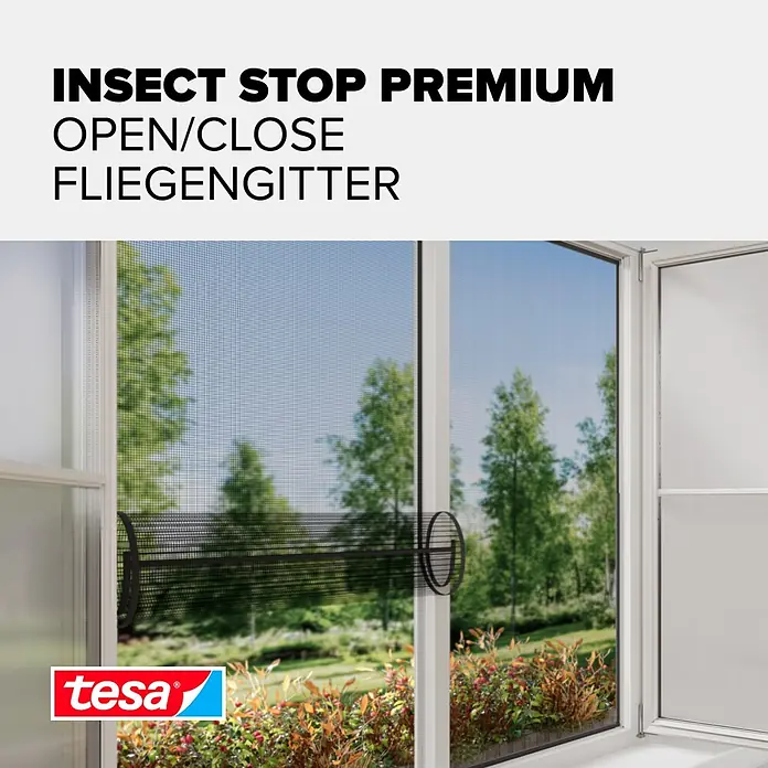 Tesa Insect Stop Insektenschutzgitter für Fenster zum Öffnen und Schließen - B x H: 130 x 150 cm, Montage Insektengitter: Ankletten - Schwarzes Roll-Insektenschutzgitter am Fenster, teilweise geöffnet, mit Gartenblick.