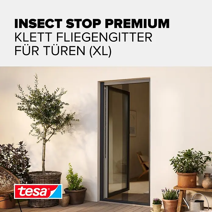 Tesa Insect Stop Insektenschutzgitter Premium - B x H: 120 x 250 cm, Anthrazit, Montage Insektengitter: Ankletten - Ein großes, dunkelgerahmtes Klett Fliegengitter für Türen ist auf einer Terrasse geöffnet.