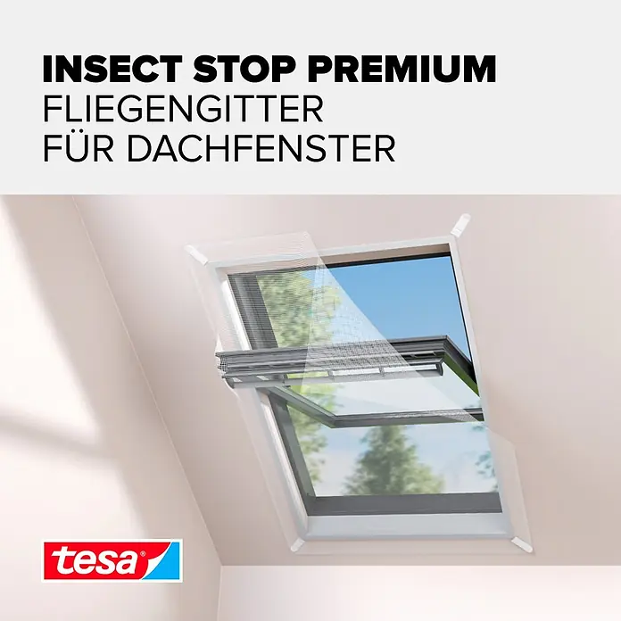 Tesa Insektenschutz-Dachfenster - B x H: 120 x 140 cm, Montage Insektengitter: Kleben - Weißes Fliegengitter auf einem geöffneten Dachfenster montiert.