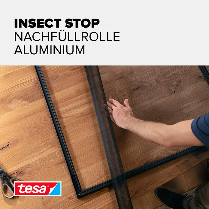 Tesa Insect Stop Insektenschutzgitter Ersatzrolle - B x H: 1 x 1,2 m - Person montiert ein schwarzes Insektenschutzgitter aus Aluminium, zeigt die Nachfüllrolle und Rahmenteile auf Holzboden.