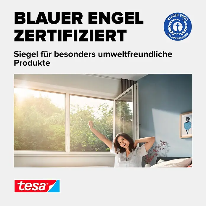 Tesa Insect Stop Pollenschutzgitter Pollen Protection - B x H: 130 x 150 cm, Montage Insektengitter: Ankletten - Blauer Engel Umweltzeichen und tesa Logo. Frau dehnt sich an hellem Fenster mit Blick ins Grüne.