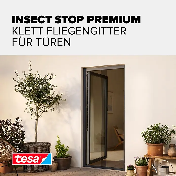 Tesa Insect Stop Insektenschutzgitter Premium - B x H: 130 x 220 cm, Anthrazit, Montage Insektengitter: Ankletten - tesa Insect Stop Premium Klett-Fliegengitter mit dunklem Rahmen an offener Terrassentür.