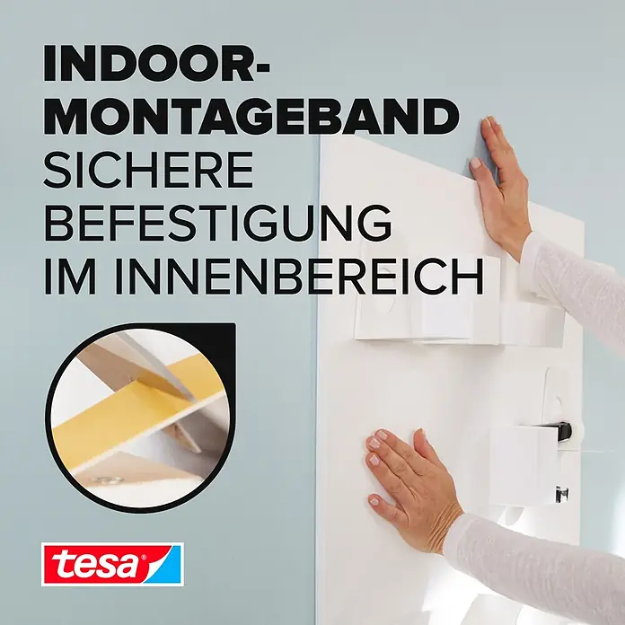 Tesa Powerbond Montageband Indoor - 5 m x 38 mm - tesa Indoor Montageband befestigt eine weiße Wandhalterung. Nahaufnahme zeigt beiges Band bei der Anwendung.