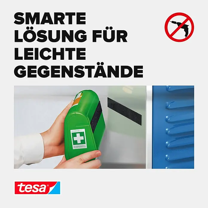 Tesa ON & OFF Klettband - 20 mm x 2,5 m, Weiß - Eine Hand befestigt eine grüne Erste-Hilfe-Box mit schwarzem Klebeband an einer Wand. Bohren ist nicht nötig.