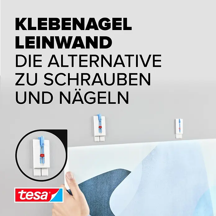 Tesa Klebenagel - Geeignet für: Leinwände, Belastbarkeit: 2 kg, 2 Stk., Blau - Weiße Tesa Klebenägel mit blauen/roten Teilen halten eine große Leinwand. Eine Hand hilft beim Positionieren.