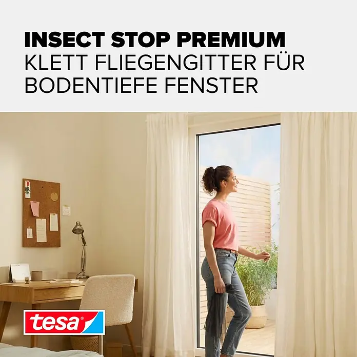 Tesa Insect Stop Insektenschutzfenster Premium - B x H: 120 x 240 cm, Weiß, Montage Insektengitter: Ankletten - Frau hält dunkles Netz-Fliegengitter an einem bodentiefen Fenster, blickt nach draußen. Für Insektenschutz.