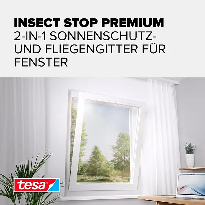 Tesa Sonnen-& Insektenschutz-Gitter - B x H: 130 x 150 cm, Montage Insektengitter: Ankletten - Weißes 2-in-1 Insektenschutz- und Sonnenschutzgitter an einem geöffneten Fenster, mit Blick nach draußen.