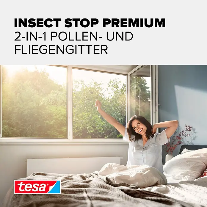 Tesa Insect Stop Pollenschutzgitter Pollen Protection - B x H: 130 x 150 cm, Montage Insektengitter: Ankletten - Frau streckt sich im Bett vor einem sonnigen Fenster mit Tesa 2-in-1 Pollen- und Fliegengitter.