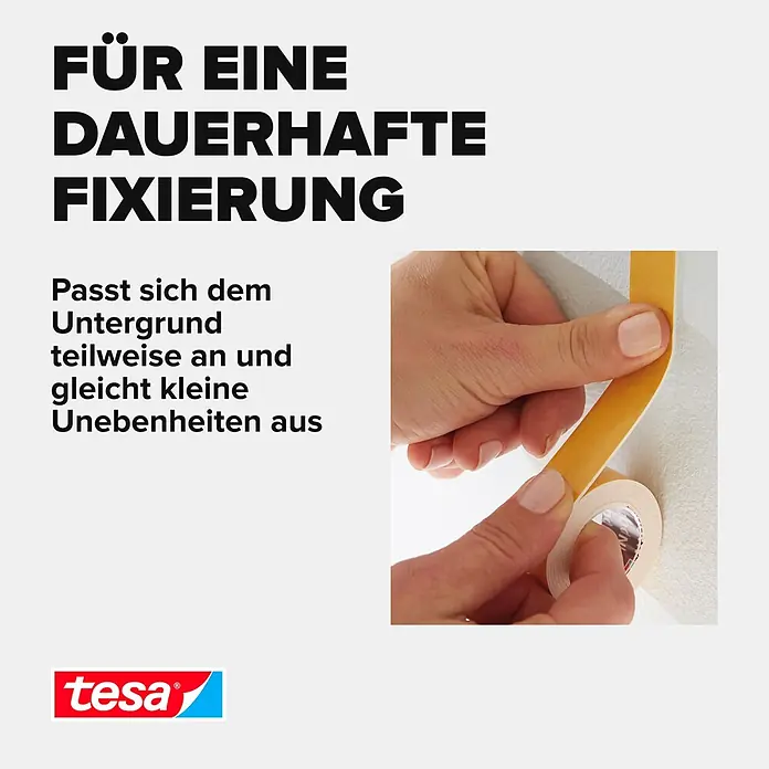 Tesa Powerbond Montageband Indoor - 5 m x 38 mm - Gelbes doppelseitiges tesa Klebeband wird auf eine Oberfläche geklebt, passt sich Unebenheiten für dauerhafte Fixierung an.