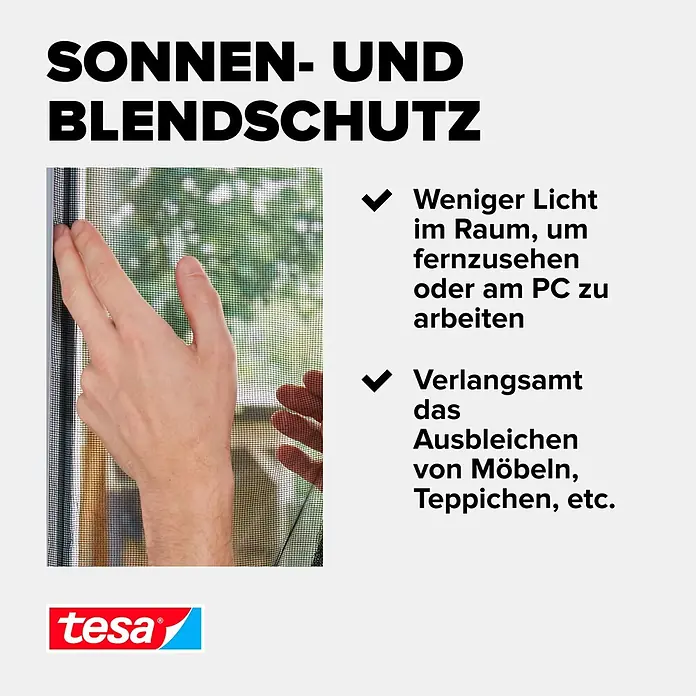Tesa Insect Stop Sonnen-& Insektenschutz-Gitter für Dachfenster - B x H: 120 x 140 cm, Anthrazit - Nahaufnahme von Händen, die ein feines schwarzes Netz zum Sonnenschutz an einem Fensterrahmen anbringen.